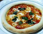 8月・ナポリ風ピザ「マルゲリータ」とフォカッチャ。庭のバジルをたっぷりと